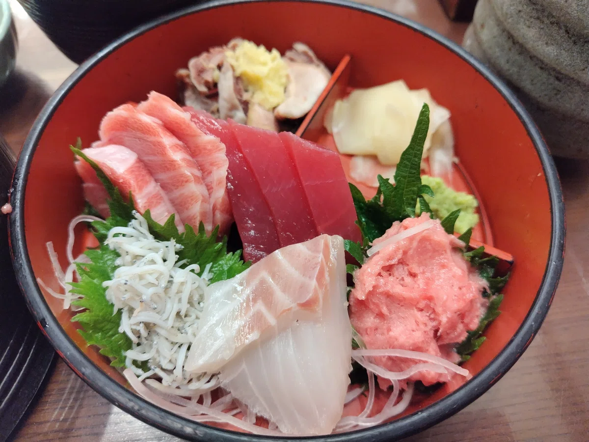 Fresh cuts of Misaki tuna sashimi served at a portside restaurant on the Miura Peninsula