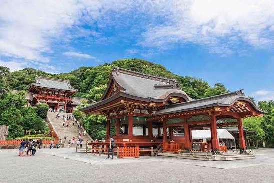 The vermillion main hall and grand stone steps of Tsurugaoka Hachimangu shrine in Kamakura